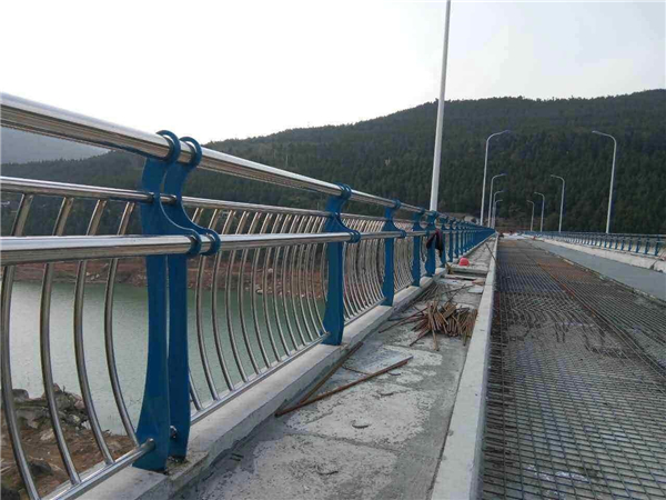 吕梁不锈钢桥梁护栏的特点及其在桥梁安全中的重要作用